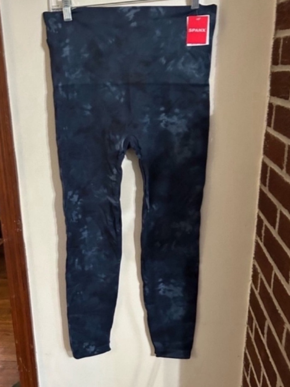 NWT SPANX Women's Size 2X
Dark Patterned Leggings